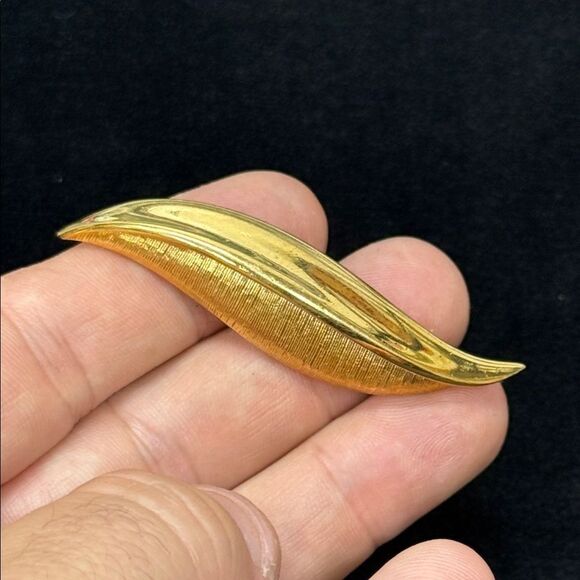 Vintage D’Orlan Gold Leaf Brooch - Picture 1 of 2